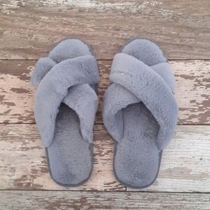 Faux fur grey slippers